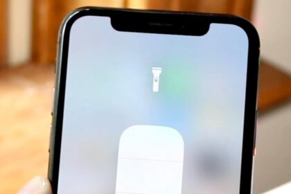 How to Turn the Flashlight On or Off on iPhone